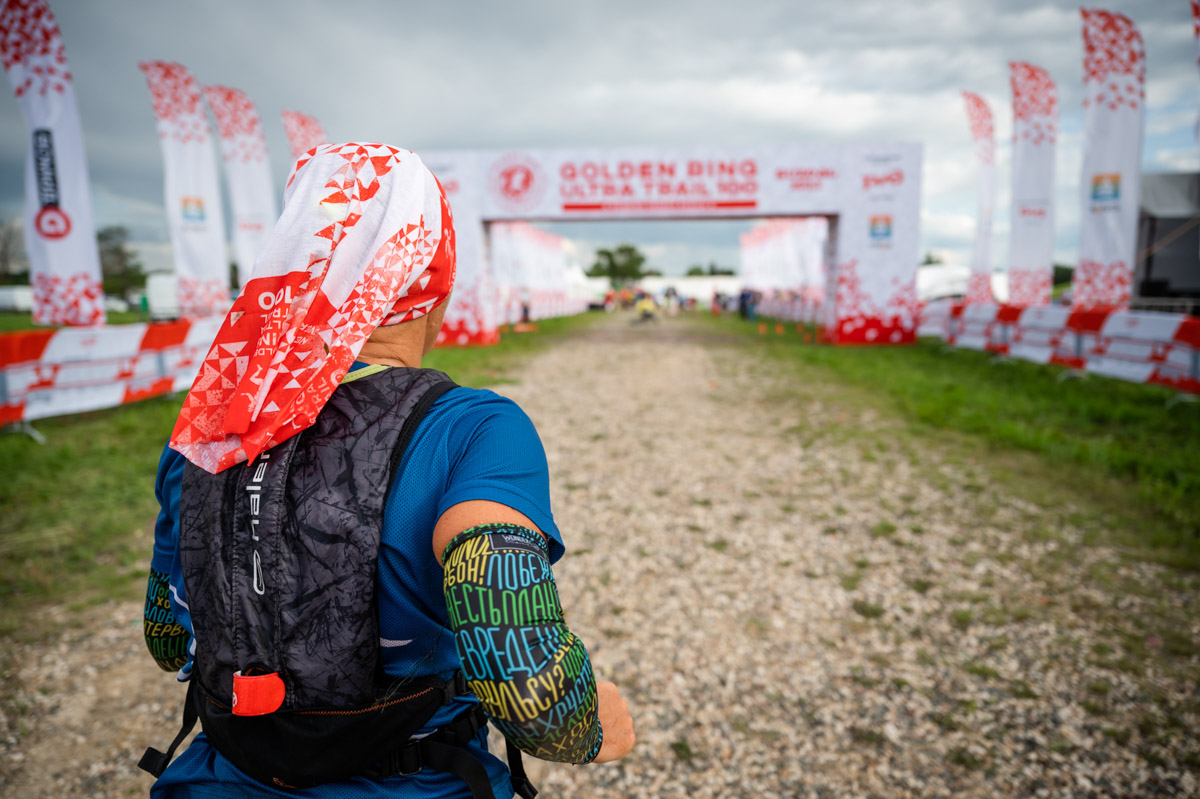 В девятый раз участники Golden Ring Ultra Trail пробежали по живописным местам Суздаля. В конце июля пять тысяч спортсменов вышли на старт самых разных дистанций — от 5 до 100 км, а также ночных и экстремальных забегов. Открывал марафон новый трейл «Suvorov Extreme 30К», победа в котором досталась Алексею Лукашину из Владимира. И это несмотря на то что на молодого человека напали пчелы!