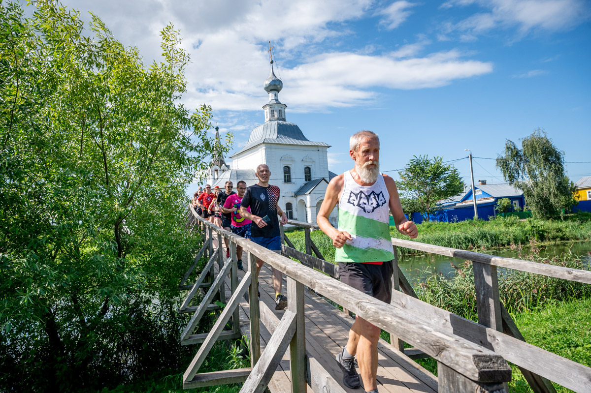 В девятый раз участники Golden Ring Ultra Trail пробежали по живописным местам Суздаля. В конце июля пять тысяч спортсменов вышли на старт самых разных дистанций — от 5 до 100 км, а также ночных и экстремальных забегов. Открывал марафон новый трейл «Suvorov Extreme 30К», победа в котором досталась Алексею Лукашину из Владимира. И это несмотря на то что на молодого человека напали пчелы!