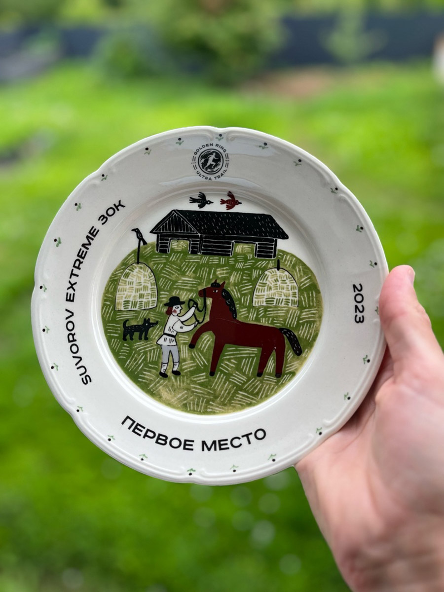 В девятый раз участники Golden Ring Ultra Trail пробежали по живописным местам Суздаля. В конце июля пять тысяч спортсменов вышли на старт самых разных дистанций — от 5 до 100 км, а также ночных и экстремальных забегов. Открывал марафон новый трейл «Suvorov Extreme 30К», победа в котором досталась Алексею Лукашину из Владимира. И это несмотря на то что на молодого человека напали пчелы!