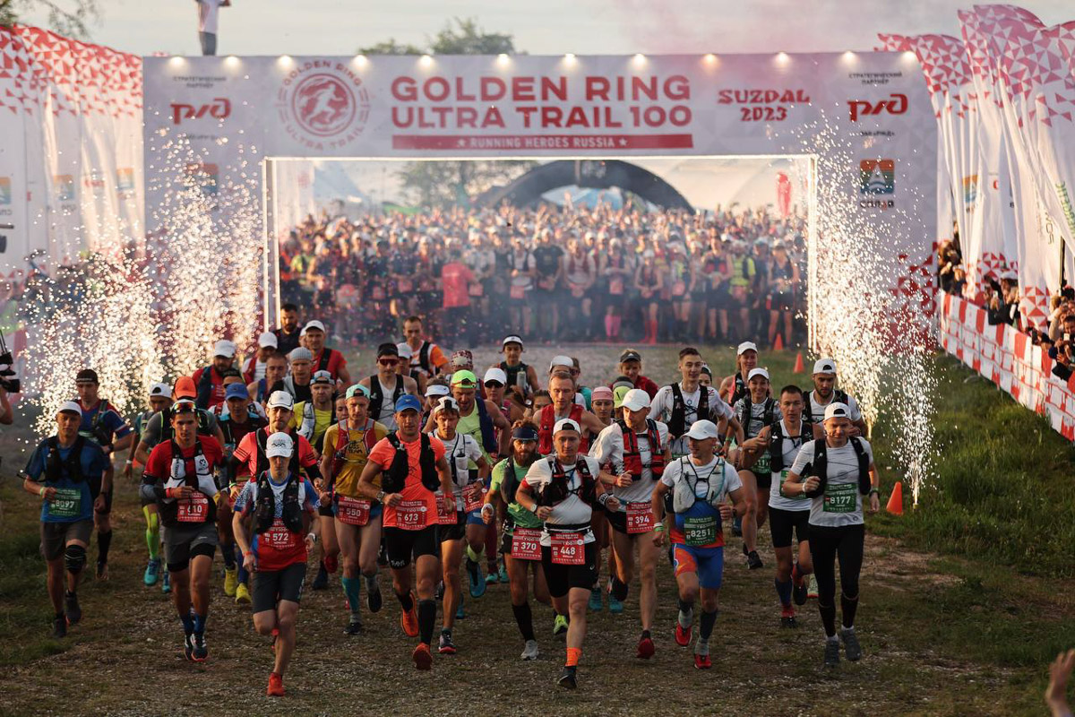 В девятый раз участники Golden Ring Ultra Trail пробежали по живописным местам Суздаля. В конце июля пять тысяч спортсменов вышли на старт самых разных дистанций — от 5 до 100 км, а также ночных и экстремальных забегов. Открывал марафон новый трейл «Suvorov Extreme 30К», победа в котором досталась Алексею Лукашину из Владимира. И это несмотря на то что на молодого человека напали пчелы!