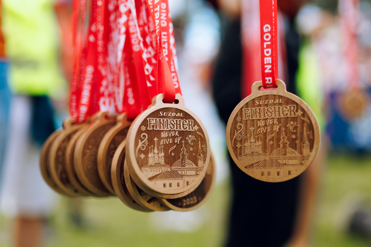 В девятый раз участники Golden Ring Ultra Trail пробежали по живописным местам Суздаля. В конце июля пять тысяч спортсменов вышли на старт самых разных дистанций — от 5 до 100 км, а также ночных и экстремальных забегов. Открывал марафон новый трейл «Suvorov Extreme 30К», победа в котором досталась Алексею Лукашину из Владимира. И это несмотря на то что на молодого человека напали пчелы!