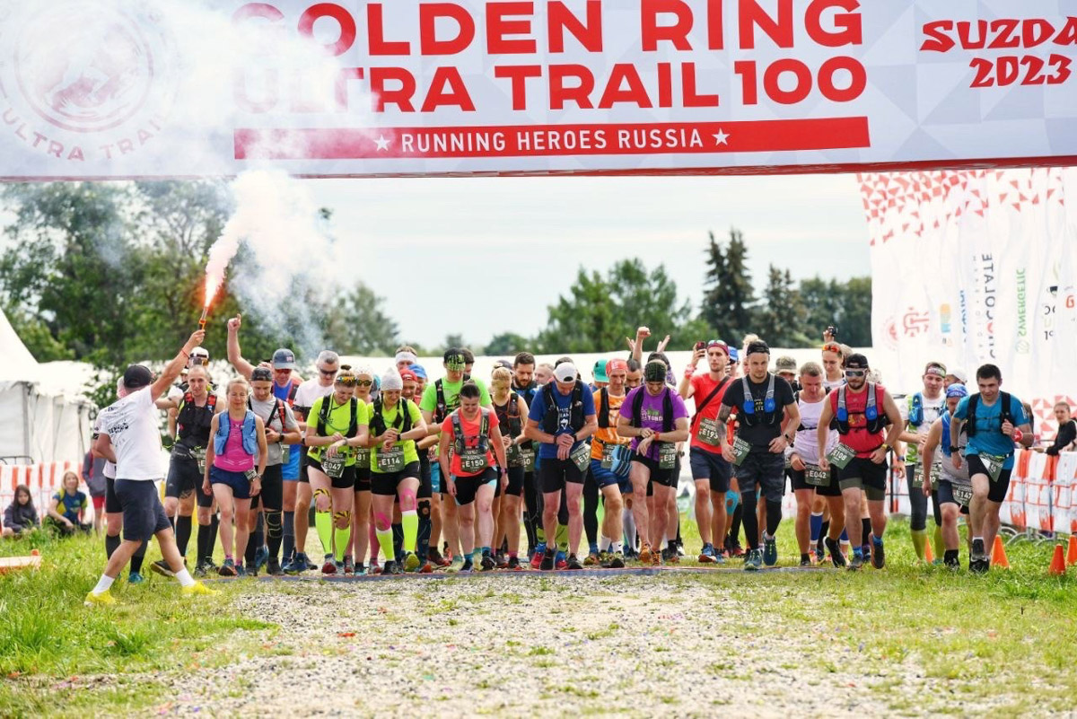 В девятый раз участники Golden Ring Ultra Trail пробежали по живописным местам Суздаля. В конце июля пять тысяч спортсменов вышли на старт самых разных дистанций — от 5 до 100 км, а также ночных и экстремальных забегов. Открывал марафон новый трейл «Suvorov Extreme 30К», победа в котором досталась Алексею Лукашину из Владимира. И это несмотря на то что на молодого человека напали пчелы!