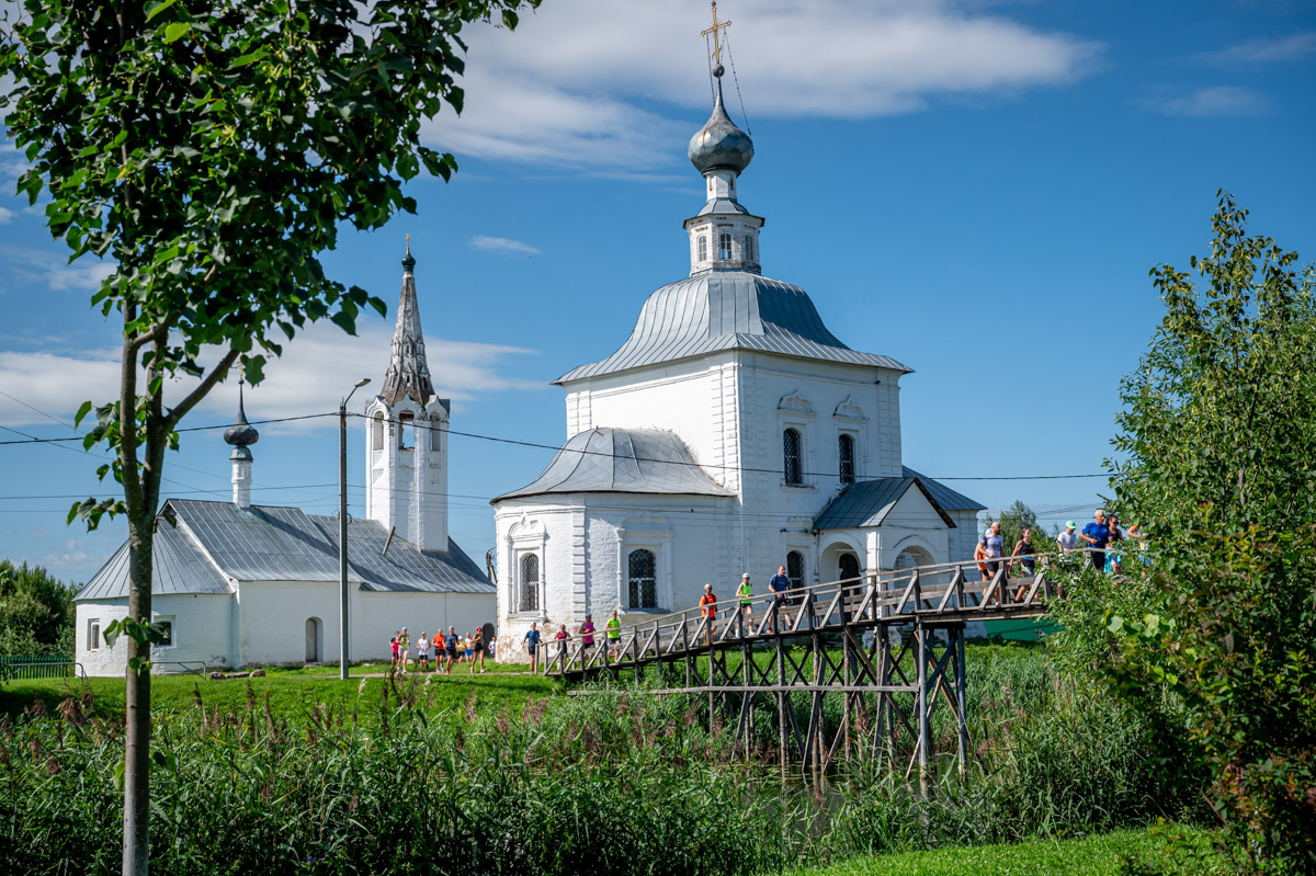 В девятый раз участники Golden Ring Ultra Trail пробежали по живописным местам Суздаля. В конце июля пять тысяч спортсменов вышли на старт самых разных дистанций — от 5 до 100 км, а также ночных и экстремальных забегов. Открывал марафон новый трейл «Suvorov Extreme 30К», победа в котором досталась Алексею Лукашину из Владимира. И это несмотря на то что на молодого человека напали пчелы!