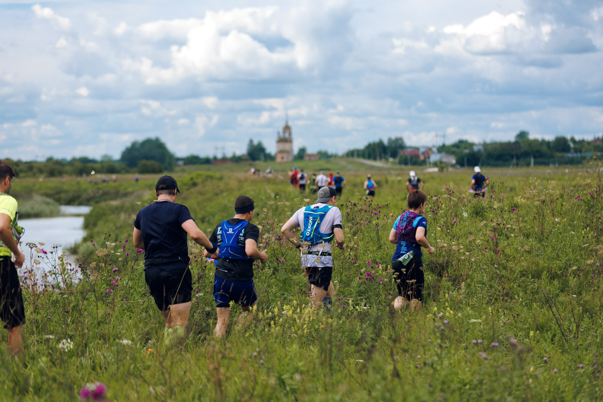 В девятый раз участники Golden Ring Ultra Trail пробежали по живописным местам Суздаля. В конце июля пять тысяч спортсменов вышли на старт самых разных дистанций — от 5 до 100 км, а также ночных и экстремальных забегов. Открывал марафон новый трейл «Suvorov Extreme 30К», победа в котором досталась Алексею Лукашину из Владимира. И это несмотря на то что на молодого человека напали пчелы!