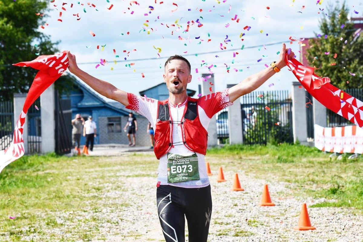 В девятый раз участники Golden Ring Ultra Trail пробежали по живописным местам Суздаля. В конце июля пять тысяч спортсменов вышли на старт самых разных дистанций — от 5 до 100 км, а также ночных и экстремальных забегов. Открывал марафон новый трейл «Suvorov Extreme 30К», победа в котором досталась Алексею Лукашину из Владимира. И это несмотря на то что на молодого человека напали пчелы!