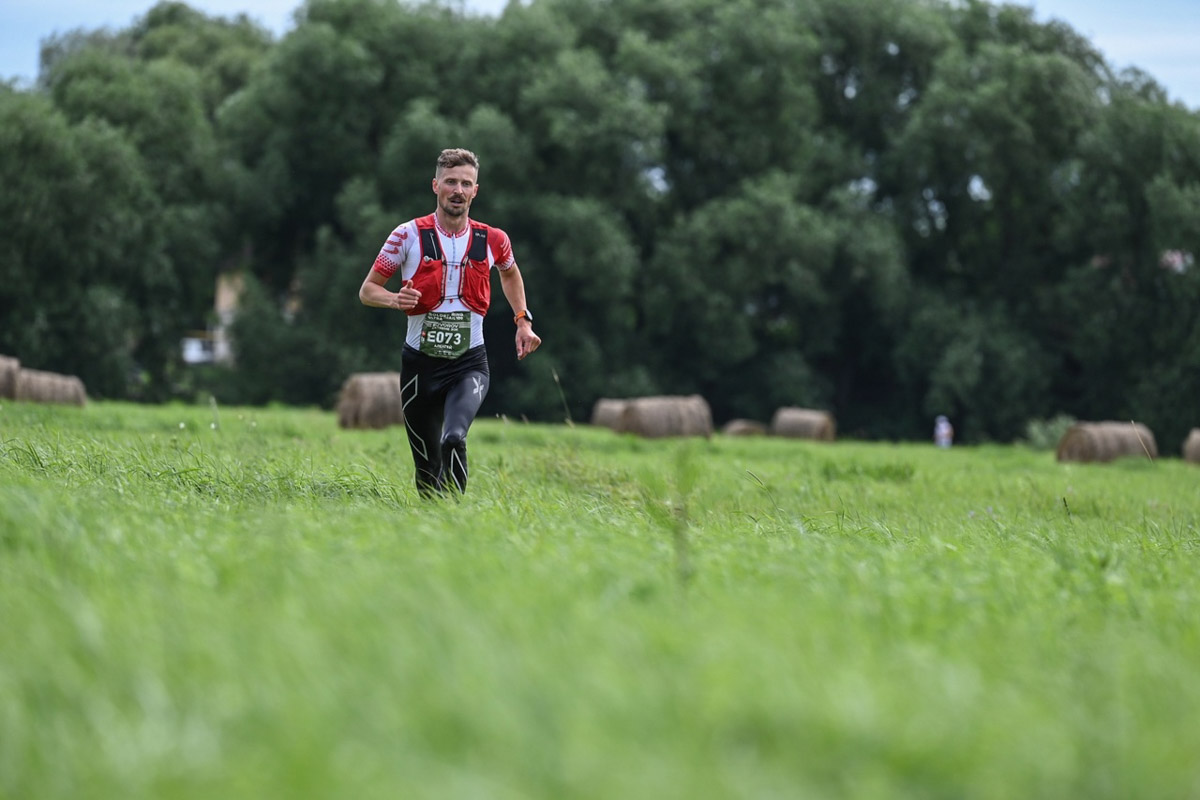 В девятый раз участники Golden Ring Ultra Trail пробежали по живописным местам Суздаля. В конце июля пять тысяч спортсменов вышли на старт самых разных дистанций — от 5 до 100 км, а также ночных и экстремальных забегов. Открывал марафон новый трейл «Suvorov Extreme 30К», победа в котором досталась Алексею Лукашину из Владимира. И это несмотря на то что на молодого человека напали пчелы!