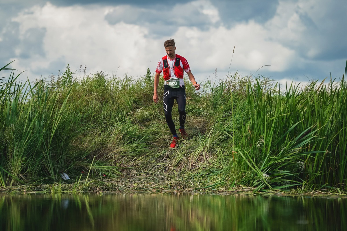 В девятый раз участники Golden Ring Ultra Trail пробежали по живописным местам Суздаля. В конце июля пять тысяч спортсменов вышли на старт самых разных дистанций — от 5 до 100 км, а также ночных и экстремальных забегов. Открывал марафон новый трейл «Suvorov Extreme 30К», победа в котором досталась Алексею Лукашину из Владимира. И это несмотря на то что на молодого человека напали пчелы!