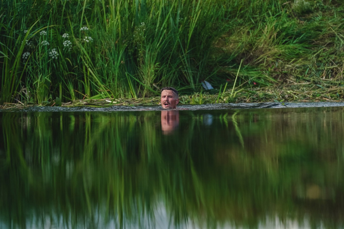 В девятый раз участники Golden Ring Ultra Trail пробежали по живописным местам Суздаля. В конце июля пять тысяч спортсменов вышли на старт самых разных дистанций — от 5 до 100 км, а также ночных и экстремальных забегов. Открывал марафон новый трейл «Suvorov Extreme 30К», победа в котором досталась Алексею Лукашину из Владимира. И это несмотря на то что на молодого человека напали пчелы!
