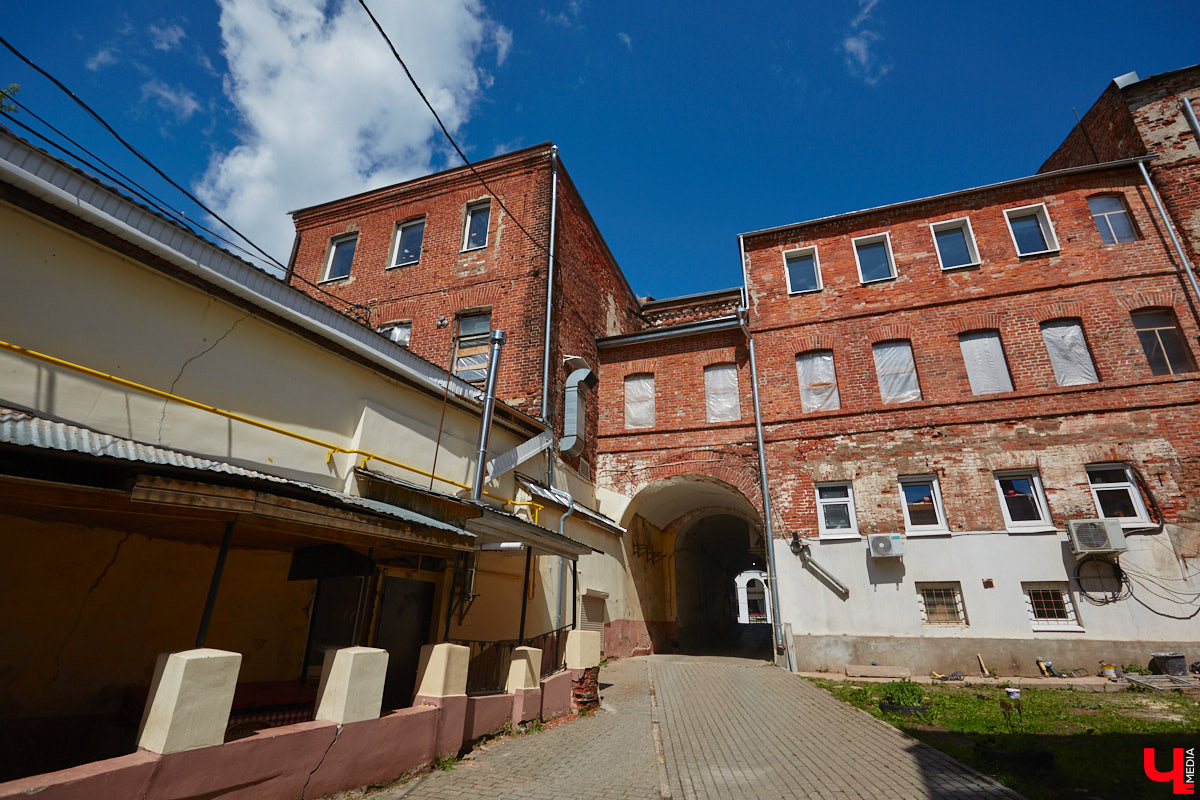 Как выглядят дома на центральных улицах города с другой стороны, где гораздо меньше туристов? «Ключ-Медиа» прогулялся по задворкам, что в сотнях метрах от исторических достопримечательностей, и сравнил, соответствует ли увиденное заявленному. Так ли хороша областная столица, как о ней пишут в брошюрах для приезжих гостей?