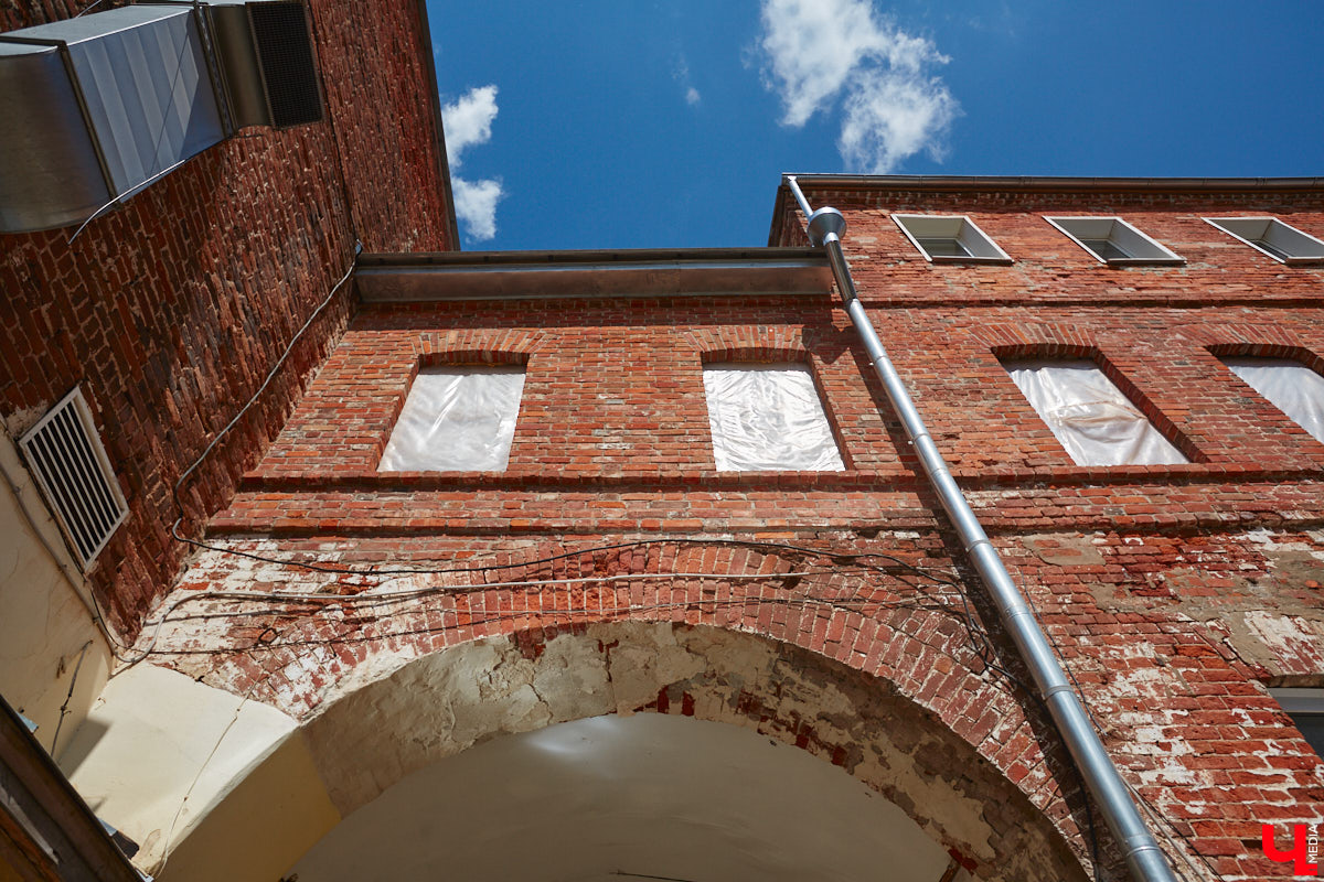 Как выглядят дома на центральных улицах города с другой стороны, где гораздо меньше туристов? «Ключ-Медиа» прогулялся по задворкам, что в сотнях метрах от исторических достопримечательностей, и сравнил, соответствует ли увиденное заявленному. Так ли хороша областная столица, как о ней пишут в брошюрах для приезжих гостей?