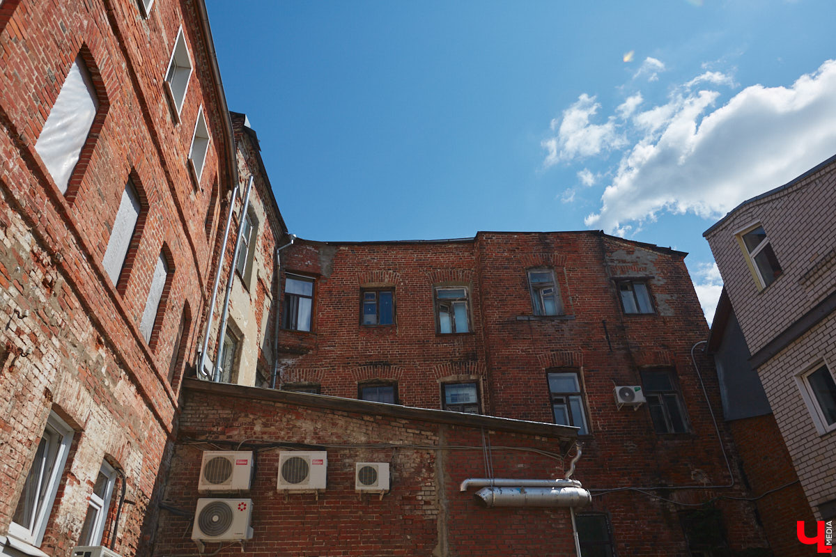 Как выглядят дома на центральных улицах города с другой стороны, где гораздо меньше туристов? «Ключ-Медиа» прогулялся по задворкам, что в сотнях метрах от исторических достопримечательностей, и сравнил, соответствует ли увиденное заявленному. Так ли хороша областная столица, как о ней пишут в брошюрах для приезжих гостей?