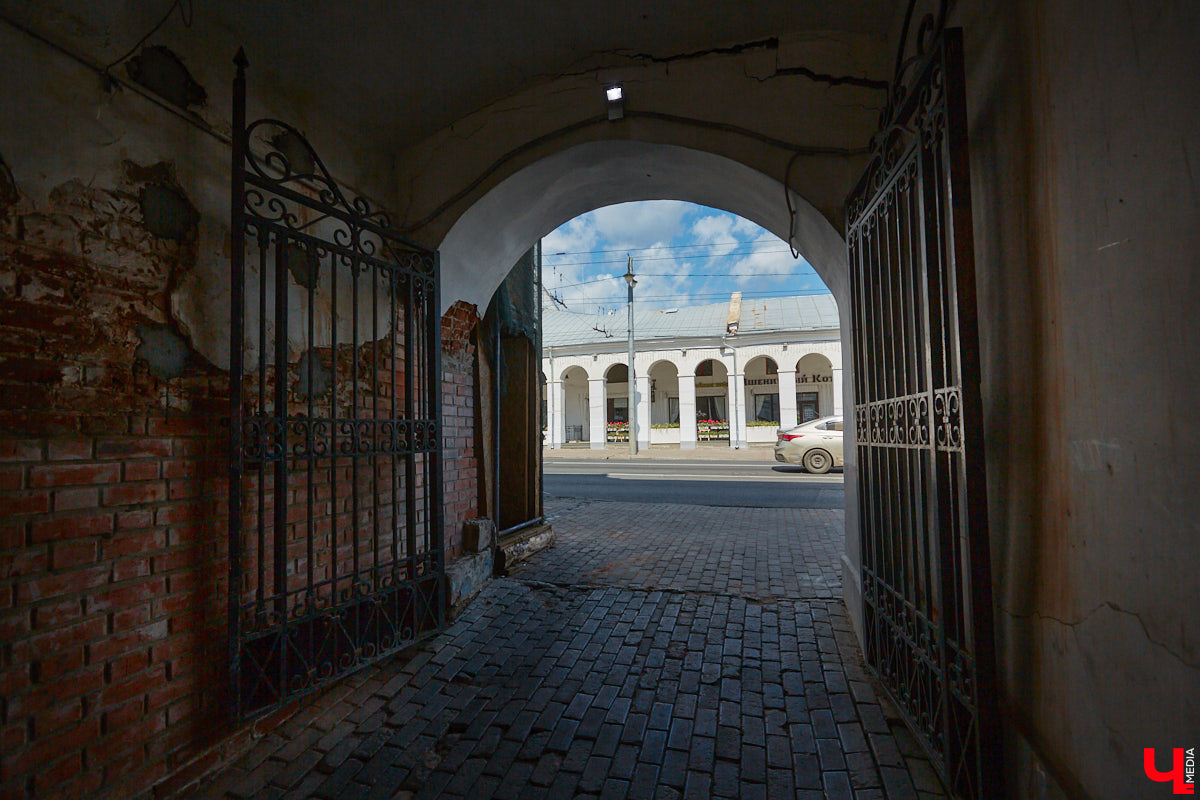 Как выглядят дома на центральных улицах города с другой стороны, где гораздо меньше туристов? «Ключ-Медиа» прогулялся по задворкам, что в сотнях метрах от исторических достопримечательностей, и сравнил, соответствует ли увиденное заявленному. Так ли хороша областная столица, как о ней пишут в брошюрах для приезжих гостей?