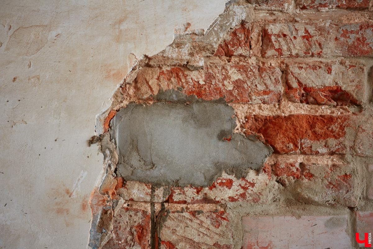 Как выглядят дома на центральных улицах города с другой стороны, где гораздо меньше туристов? «Ключ-Медиа» прогулялся по задворкам, что в сотнях метрах от исторических достопримечательностей, и сравнил, соответствует ли увиденное заявленному. Так ли хороша областная столица, как о ней пишут в брошюрах для приезжих гостей?