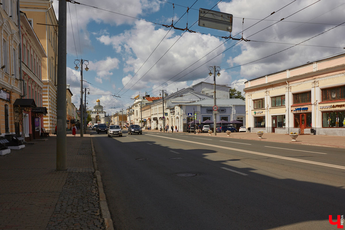 Как выглядят дома на центральных улицах города с другой стороны, где гораздо меньше туристов? «Ключ-Медиа» прогулялся по задворкам, что в сотнях метрах от исторических достопримечательностей, и сравнил, соответствует ли увиденное заявленному. Так ли хороша областная столица, как о ней пишут в брошюрах для приезжих гостей?