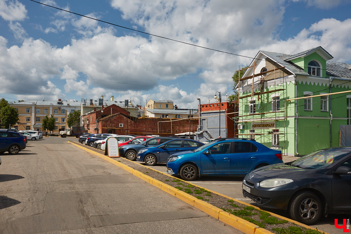 Как выглядят дома на центральных улицах города с другой стороны, где гораздо меньше туристов? «Ключ-Медиа» прогулялся по задворкам, что в сотнях метрах от исторических достопримечательностей, и сравнил, соответствует ли увиденное заявленному. Так ли хороша областная столица, как о ней пишут в брошюрах для приезжих гостей?