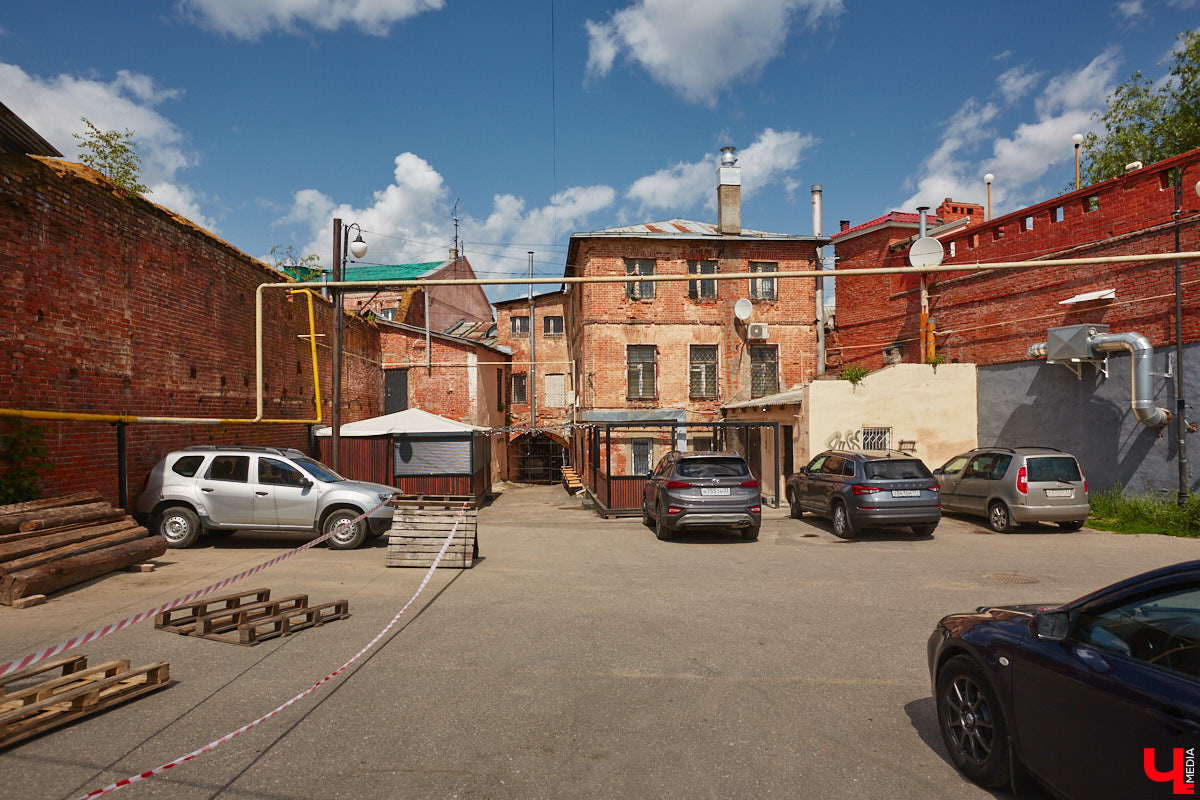 Как выглядят дома на центральных улицах города с другой стороны, где гораздо меньше туристов? «Ключ-Медиа» прогулялся по задворкам, что в сотнях метрах от исторических достопримечательностей, и сравнил, соответствует ли увиденное заявленному. Так ли хороша областная столица, как о ней пишут в брошюрах для приезжих гостей?