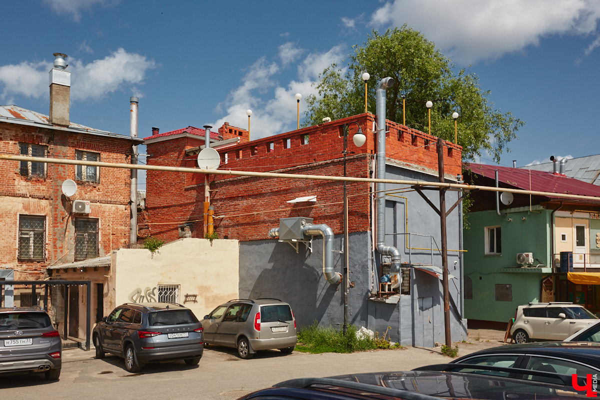 Как выглядят дома на центральных улицах города с другой стороны, где гораздо меньше туристов? «Ключ-Медиа» прогулялся по задворкам, что в сотнях метрах от исторических достопримечательностей, и сравнил, соответствует ли увиденное заявленному. Так ли хороша областная столица, как о ней пишут в брошюрах для приезжих гостей?