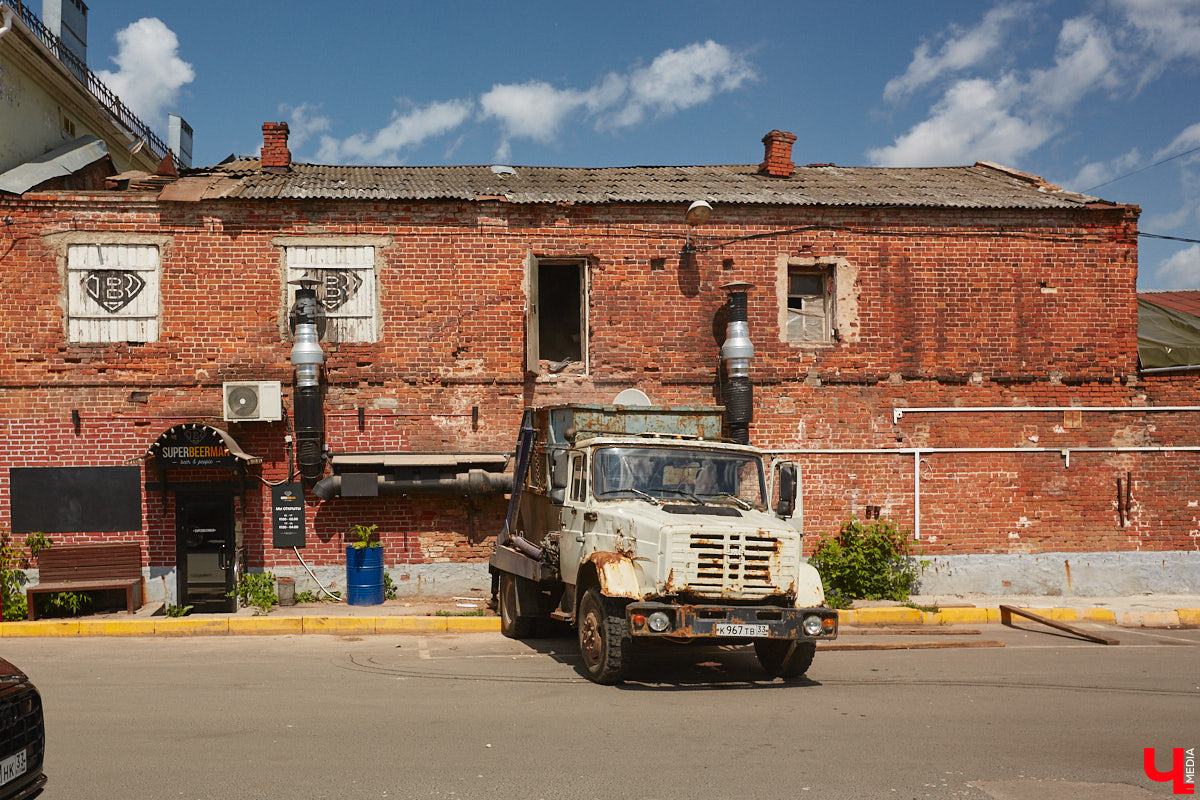 Как выглядят дома на центральных улицах города с другой стороны, где гораздо меньше туристов? «Ключ-Медиа» прогулялся по задворкам, что в сотнях метрах от исторических достопримечательностей, и сравнил, соответствует ли увиденное заявленному. Так ли хороша областная столица, как о ней пишут в брошюрах для приезжих гостей?