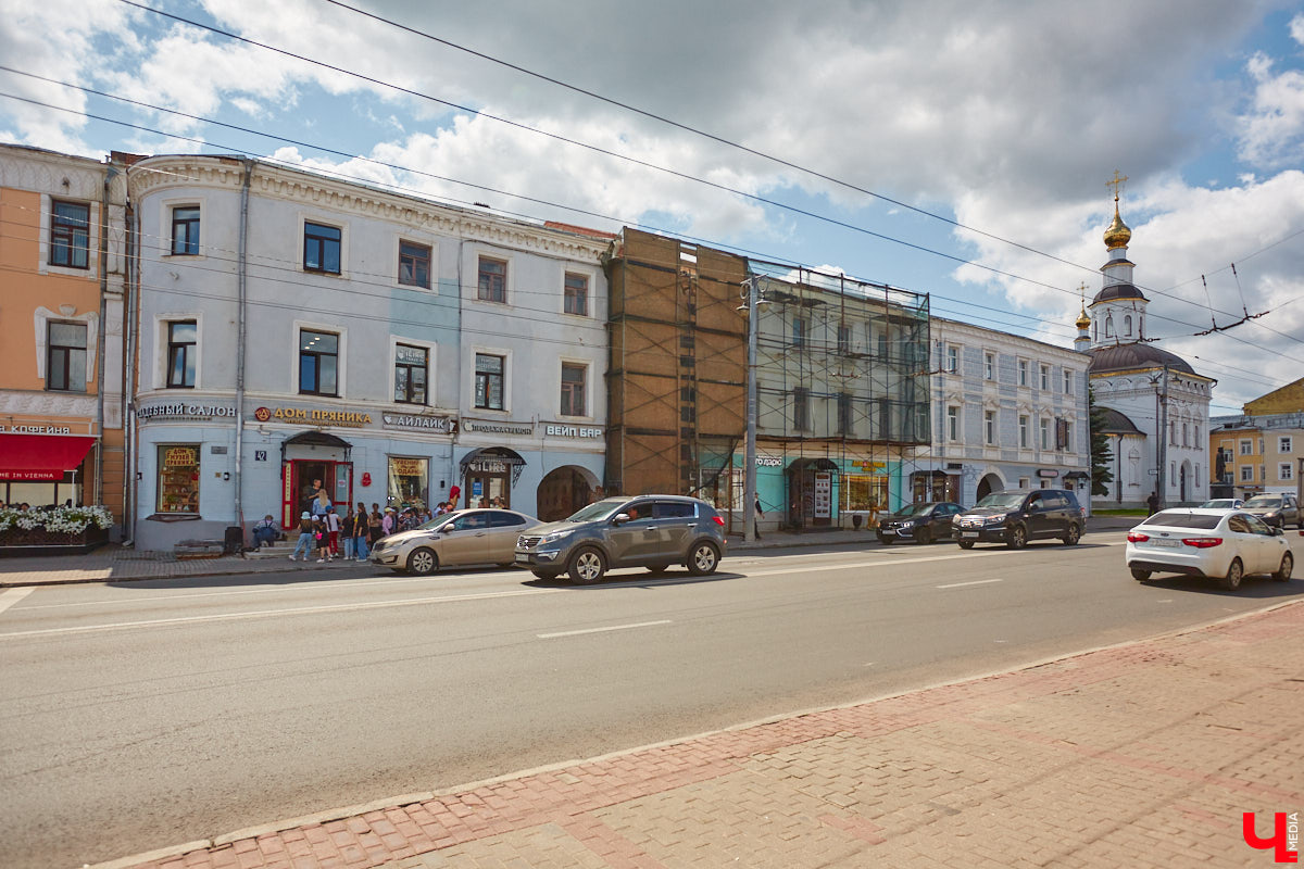 Как выглядят дома на центральных улицах города с другой стороны, где гораздо меньше туристов? «Ключ-Медиа» прогулялся по задворкам, что в сотнях метрах от исторических достопримечательностей, и сравнил, соответствует ли увиденное заявленному. Так ли хороша областная столица, как о ней пишут в брошюрах для приезжих гостей?