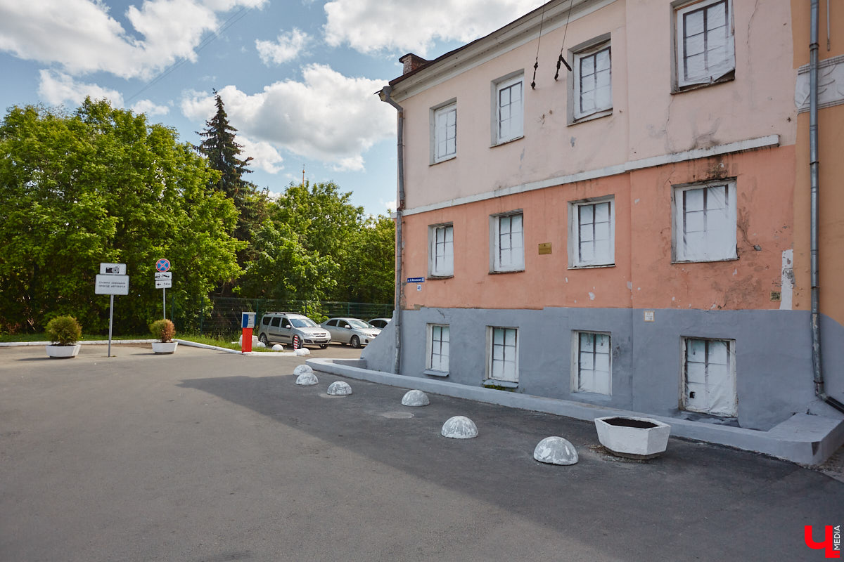 Как выглядят дома на центральных улицах города с другой стороны, где гораздо меньше туристов? «Ключ-Медиа» прогулялся по задворкам, что в сотнях метрах от исторических достопримечательностей, и сравнил, соответствует ли увиденное заявленному. Так ли хороша областная столица, как о ней пишут в брошюрах для приезжих гостей?