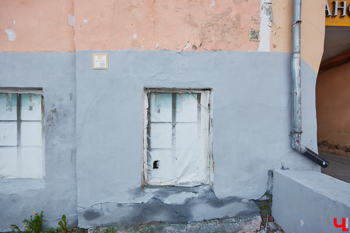 Как выглядят дома на центральных улицах города с другой стороны, где гораздо меньше туристов? «Ключ-Медиа» прогулялся по задворкам, что в сотнях метрах от исторических достопримечательностей, и сравнил, соответствует ли увиденное заявленному. Так ли хороша областная столица, как о ней пишут в брошюрах для приезжих гостей?