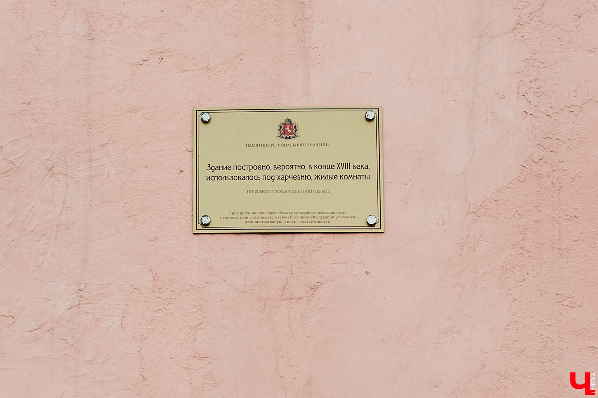 Как выглядят дома на центральных улицах города с другой стороны, где гораздо меньше туристов? «Ключ-Медиа» прогулялся по задворкам, что в сотнях метрах от исторических достопримечательностей, и сравнил, соответствует ли увиденное заявленному. Так ли хороша областная столица, как о ней пишут в брошюрах для приезжих гостей?