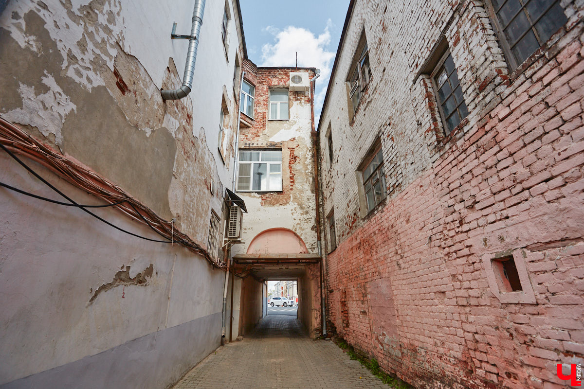 Как выглядят дома на центральных улицах города с другой стороны, где гораздо меньше туристов? «Ключ-Медиа» прогулялся по задворкам, что в сотнях метрах от исторических достопримечательностей, и сравнил, соответствует ли увиденное заявленному. Так ли хороша областная столица, как о ней пишут в брошюрах для приезжих гостей?