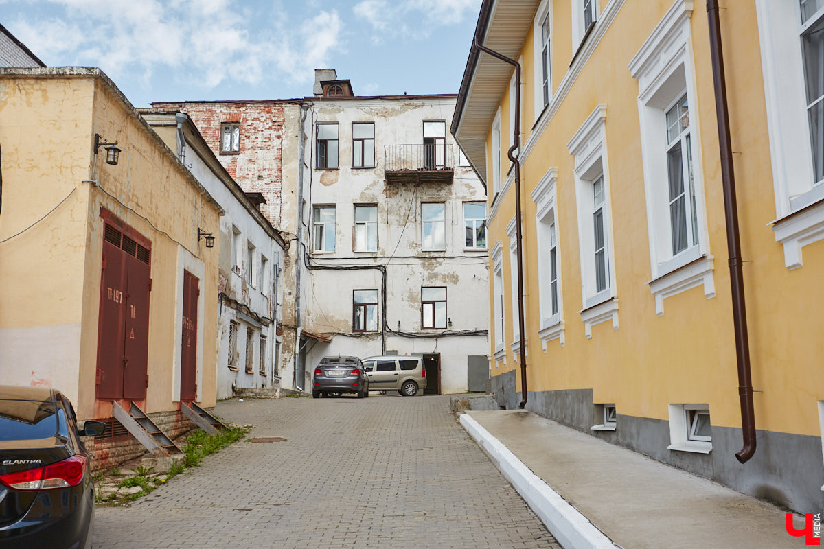 Как выглядят дома на центральных улицах города с другой стороны, где гораздо меньше туристов? «Ключ-Медиа» прогулялся по задворкам, что в сотнях метрах от исторических достопримечательностей, и сравнил, соответствует ли увиденное заявленному. Так ли хороша областная столица, как о ней пишут в брошюрах для приезжих гостей?