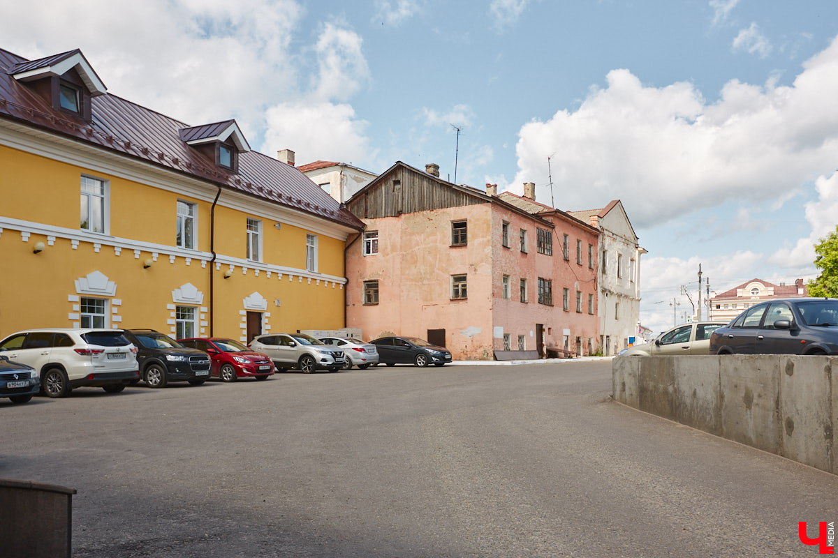 Как выглядят дома на центральных улицах города с другой стороны, где гораздо меньше туристов? «Ключ-Медиа» прогулялся по задворкам, что в сотнях метрах от исторических достопримечательностей, и сравнил, соответствует ли увиденное заявленному. Так ли хороша областная столица, как о ней пишут в брошюрах для приезжих гостей?