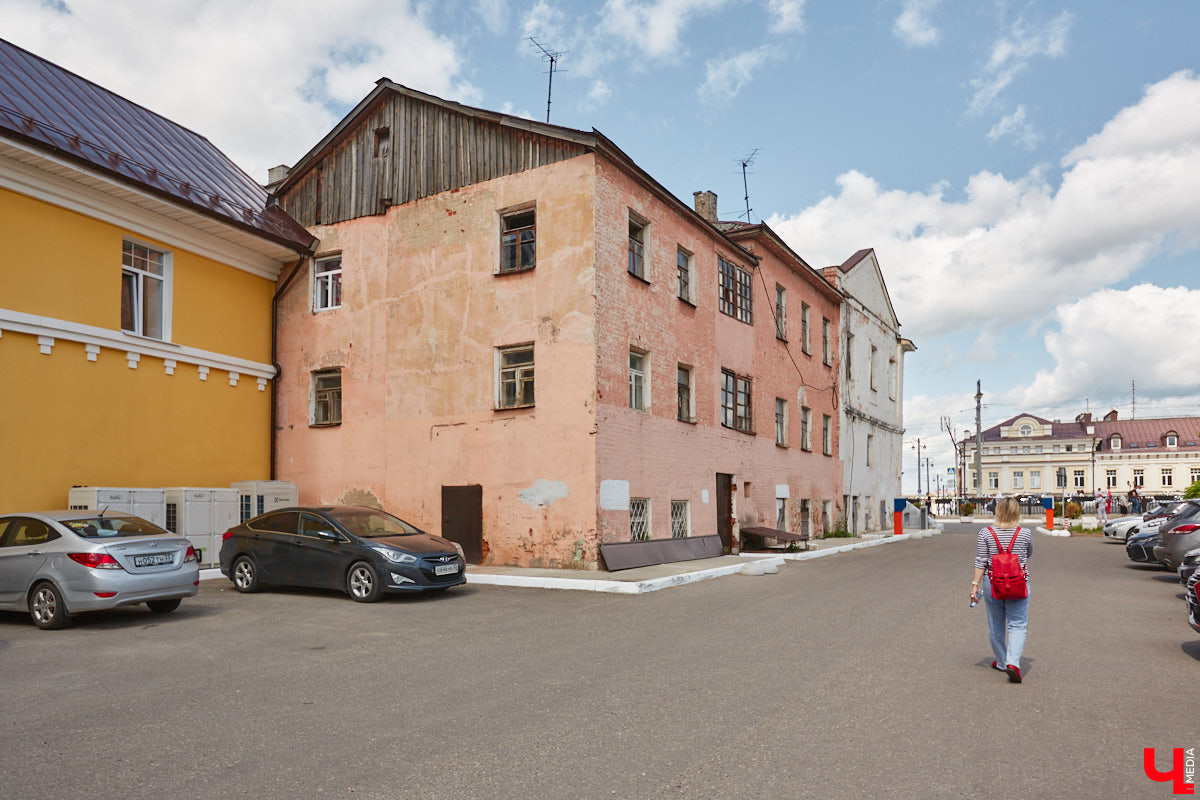 Как выглядят дома на центральных улицах города с другой стороны, где гораздо меньше туристов? «Ключ-Медиа» прогулялся по задворкам, что в сотнях метрах от исторических достопримечательностей, и сравнил, соответствует ли увиденное заявленному. Так ли хороша областная столица, как о ней пишут в брошюрах для приезжих гостей?
