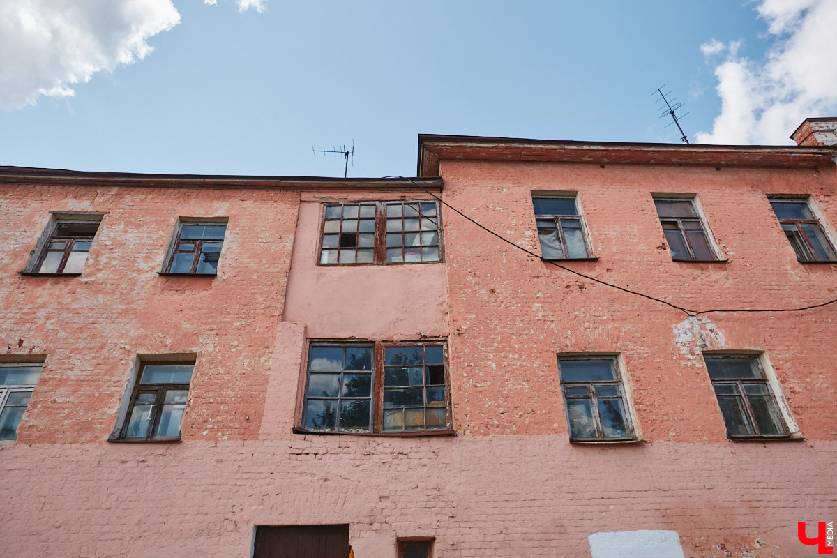 Как выглядят дома на центральных улицах города с другой стороны, где гораздо меньше туристов? «Ключ-Медиа» прогулялся по задворкам, что в сотнях метрах от исторических достопримечательностей, и сравнил, соответствует ли увиденное заявленному. Так ли хороша областная столица, как о ней пишут в брошюрах для приезжих гостей?