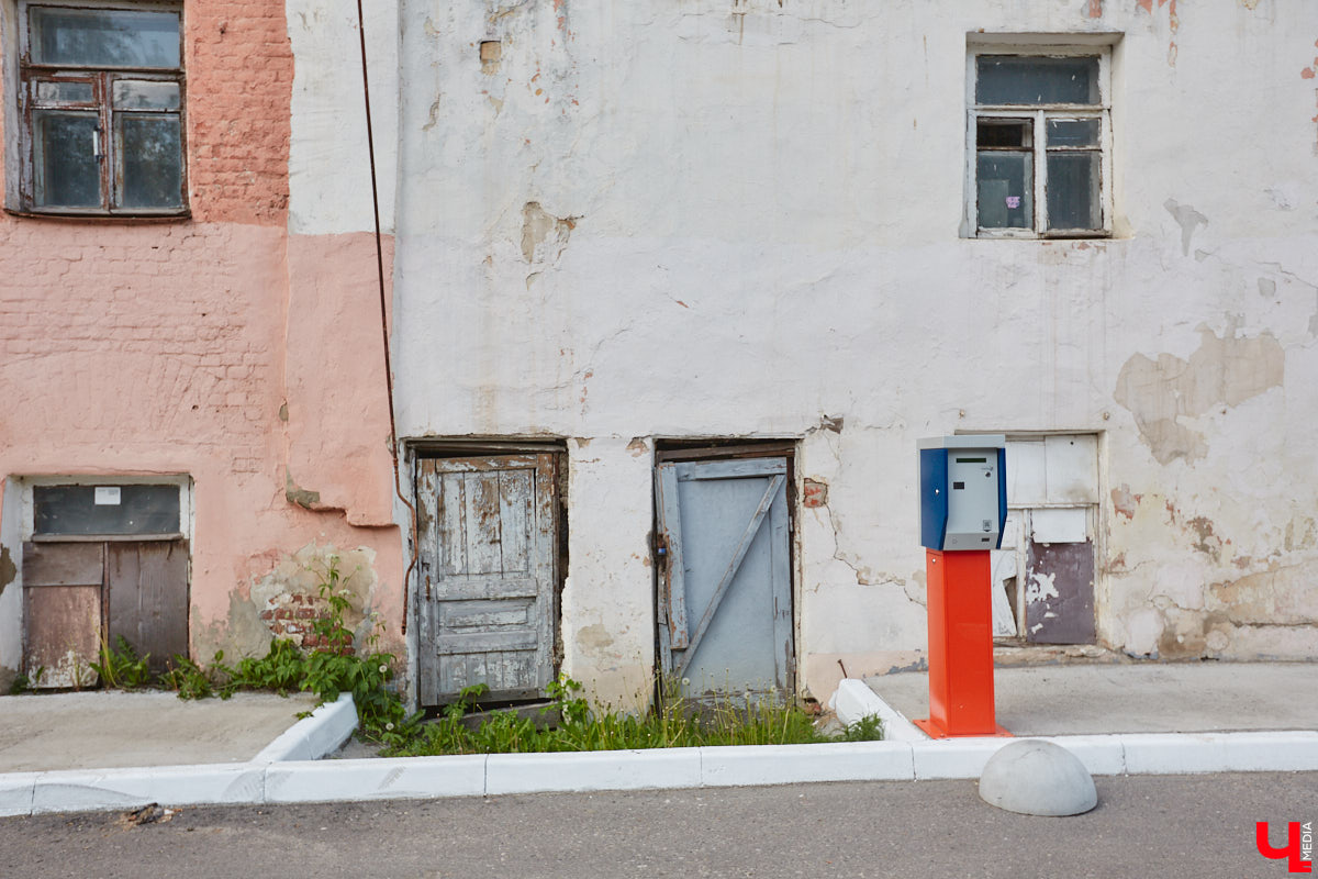 Как выглядят дома на центральных улицах города с другой стороны, где гораздо меньше туристов? «Ключ-Медиа» прогулялся по задворкам, что в сотнях метрах от исторических достопримечательностей, и сравнил, соответствует ли увиденное заявленному. Так ли хороша областная столица, как о ней пишут в брошюрах для приезжих гостей?