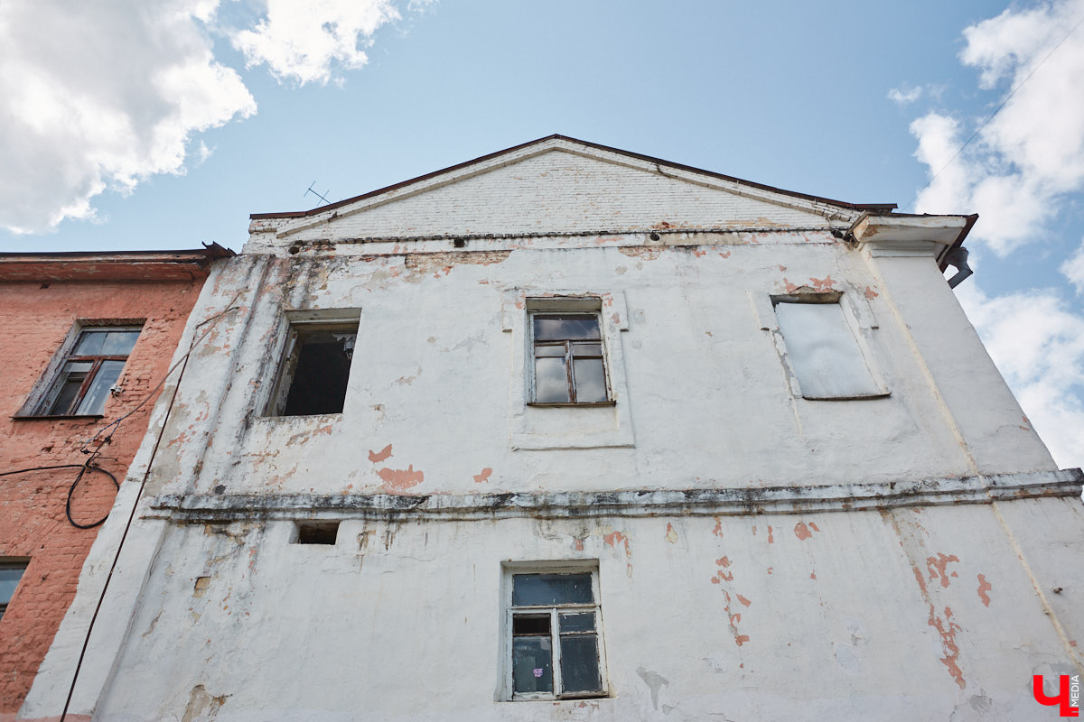 Как выглядят дома на центральных улицах города с другой стороны, где гораздо меньше туристов? «Ключ-Медиа» прогулялся по задворкам, что в сотнях метрах от исторических достопримечательностей, и сравнил, соответствует ли увиденное заявленному. Так ли хороша областная столица, как о ней пишут в брошюрах для приезжих гостей?
