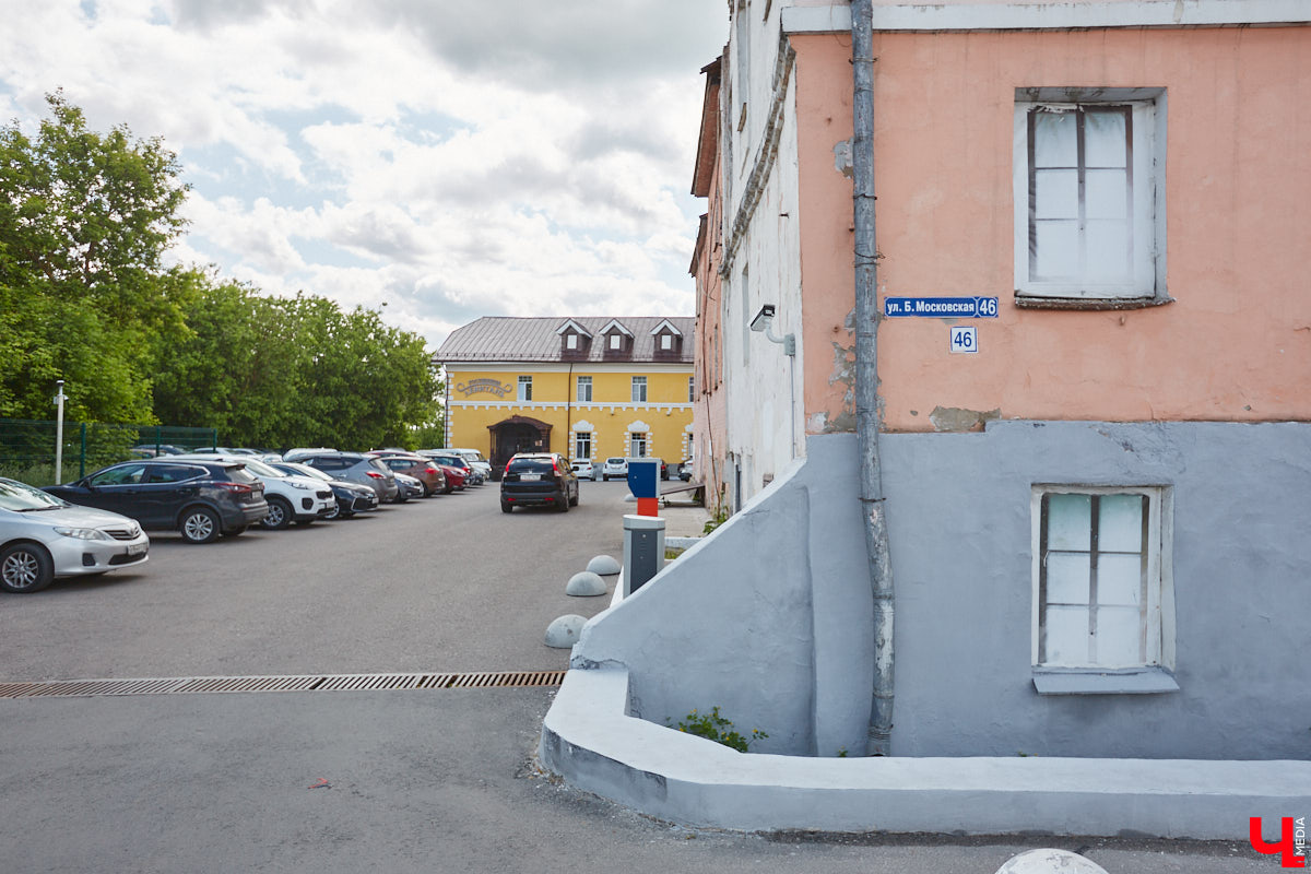 Как выглядят дома на центральных улицах города с другой стороны, где гораздо меньше туристов? «Ключ-Медиа» прогулялся по задворкам, что в сотнях метрах от исторических достопримечательностей, и сравнил, соответствует ли увиденное заявленному. Так ли хороша областная столица, как о ней пишут в брошюрах для приезжих гостей?