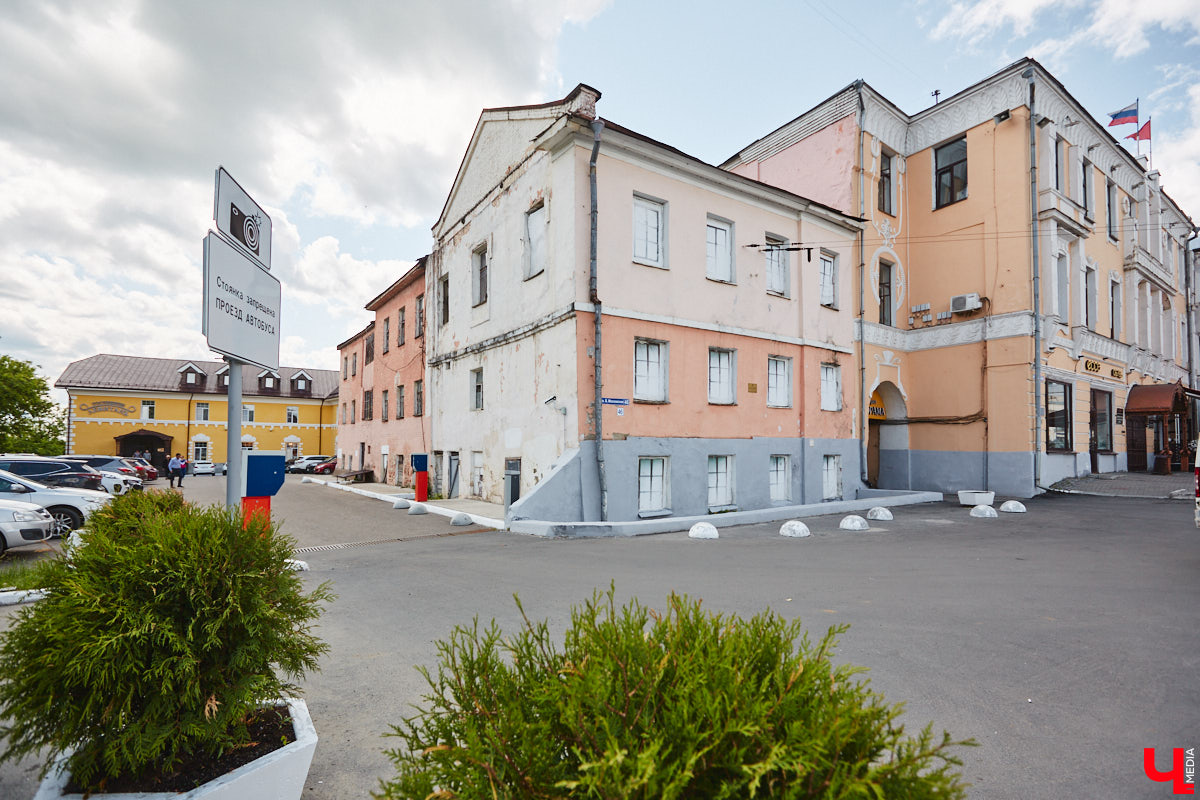 Как выглядят дома на центральных улицах города с другой стороны, где гораздо меньше туристов? «Ключ-Медиа» прогулялся по задворкам, что в сотнях метрах от исторических достопримечательностей, и сравнил, соответствует ли увиденное заявленному. Так ли хороша областная столица, как о ней пишут в брошюрах для приезжих гостей?