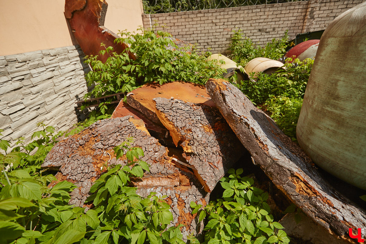 Как выглядят дома на центральных улицах города с другой стороны, где гораздо меньше туристов? «Ключ-Медиа» прогулялся по задворкам, что в сотнях метрах от исторических достопримечательностей, и сравнил, соответствует ли увиденное заявленному. Так ли хороша областная столица, как о ней пишут в брошюрах для приезжих гостей?