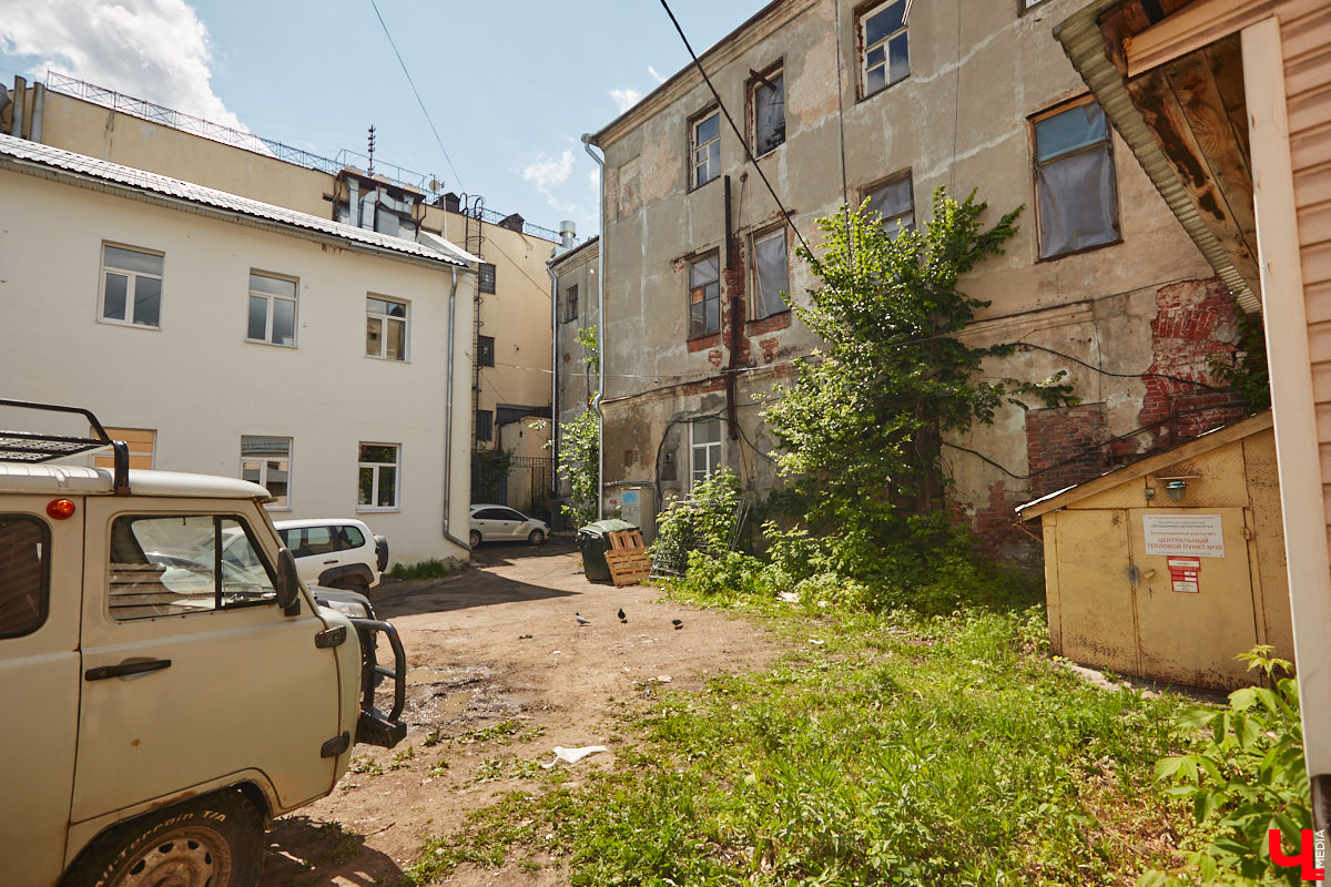 Как выглядят дома на центральных улицах города с другой стороны, где гораздо меньше туристов? «Ключ-Медиа» прогулялся по задворкам, что в сотнях метрах от исторических достопримечательностей, и сравнил, соответствует ли увиденное заявленному. Так ли хороша областная столица, как о ней пишут в брошюрах для приезжих гостей?