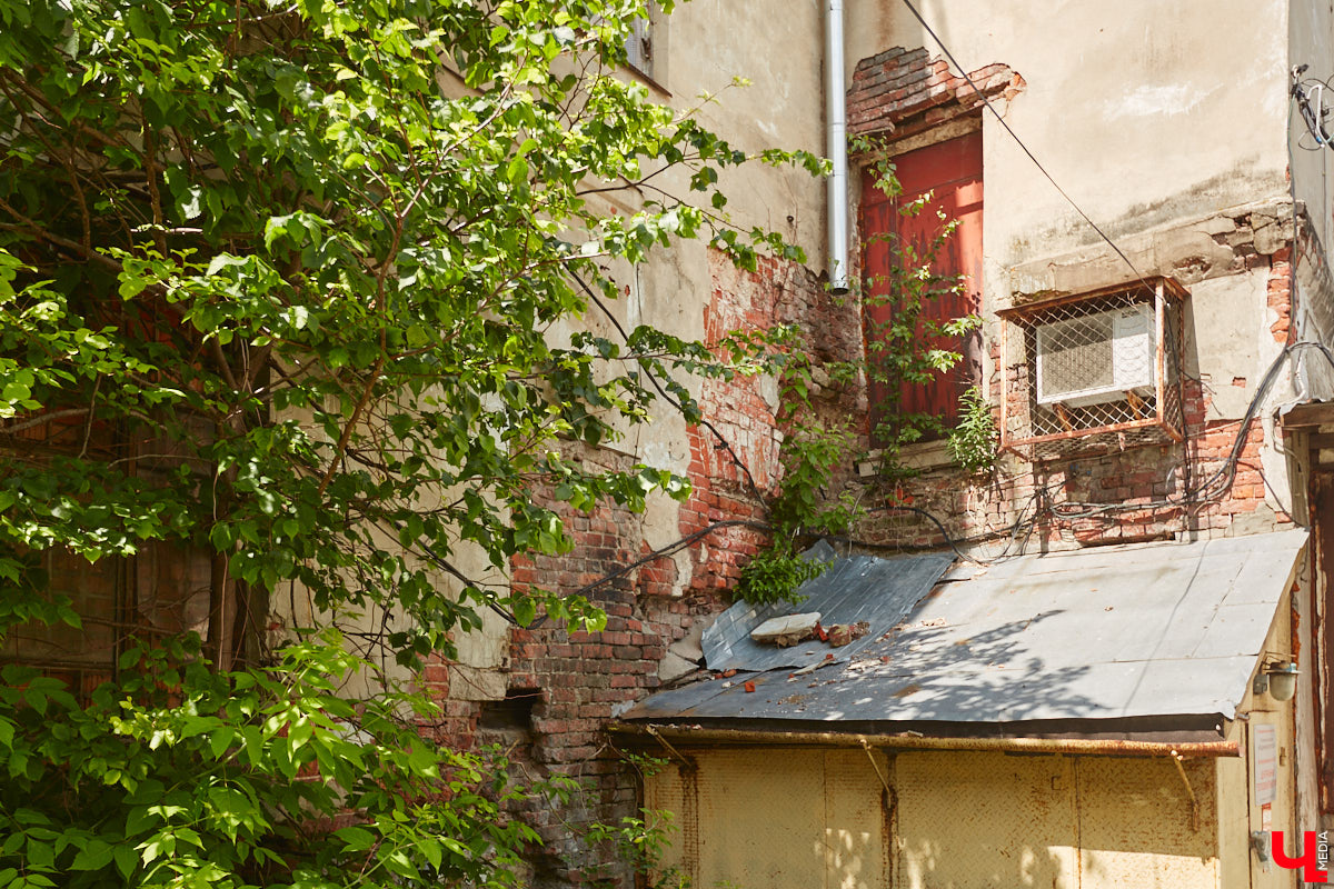 Как выглядят дома на центральных улицах города с другой стороны, где гораздо меньше туристов? «Ключ-Медиа» прогулялся по задворкам, что в сотнях метрах от исторических достопримечательностей, и сравнил, соответствует ли увиденное заявленному. Так ли хороша областная столица, как о ней пишут в брошюрах для приезжих гостей?