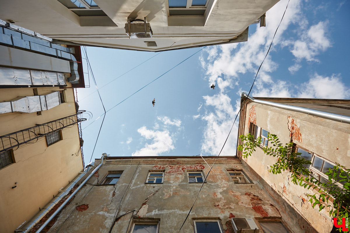 Как выглядят дома на центральных улицах города с другой стороны, где гораздо меньше туристов? «Ключ-Медиа» прогулялся по задворкам, что в сотнях метрах от исторических достопримечательностей, и сравнил, соответствует ли увиденное заявленному. Так ли хороша областная столица, как о ней пишут в брошюрах для приезжих гостей?