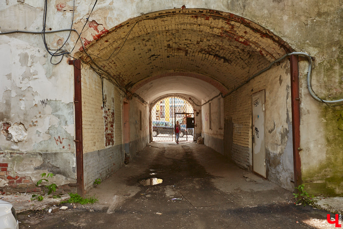 Как выглядят дома на центральных улицах города с другой стороны, где гораздо меньше туристов? «Ключ-Медиа» прогулялся по задворкам, что в сотнях метрах от исторических достопримечательностей, и сравнил, соответствует ли увиденное заявленному. Так ли хороша областная столица, как о ней пишут в брошюрах для приезжих гостей?