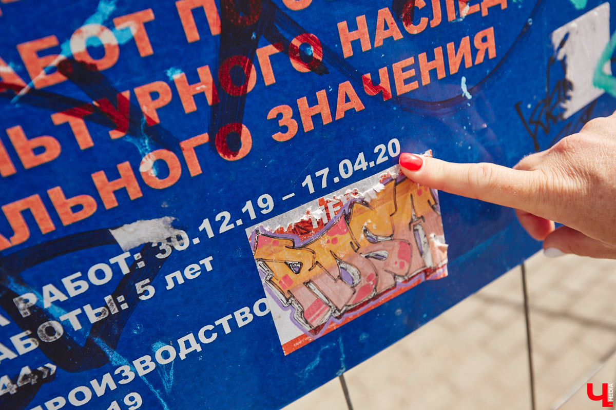 Как выглядят дома на центральных улицах города с другой стороны, где гораздо меньше туристов? «Ключ-Медиа» прогулялся по задворкам, что в сотнях метрах от исторических достопримечательностей, и сравнил, соответствует ли увиденное заявленному. Так ли хороша областная столица, как о ней пишут в брошюрах для приезжих гостей?