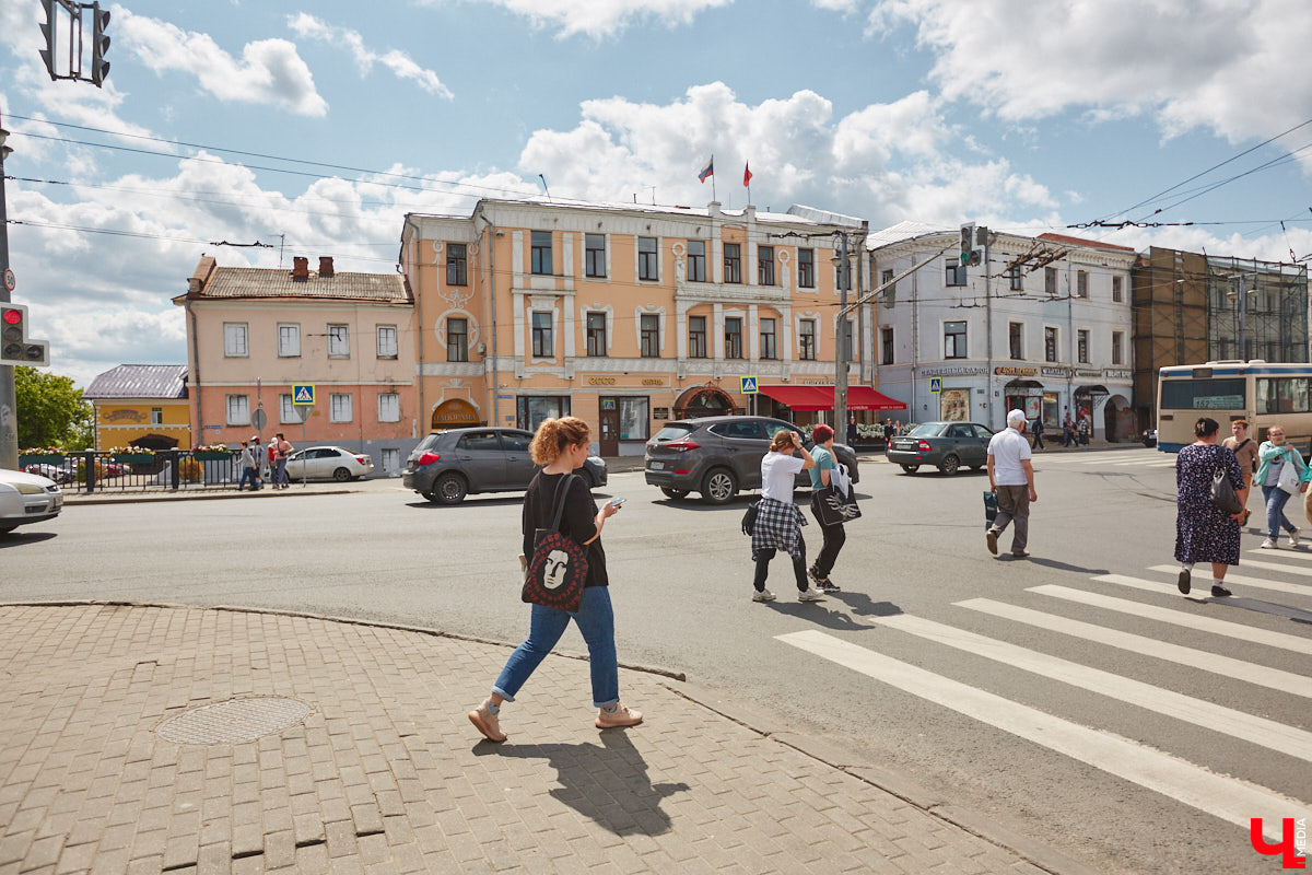 Как выглядят дома на центральных улицах города с другой стороны, где гораздо меньше туристов? «Ключ-Медиа» прогулялся по задворкам, что в сотнях метрах от исторических достопримечательностей, и сравнил, соответствует ли увиденное заявленному. Так ли хороша областная столица, как о ней пишут в брошюрах для приезжих гостей?