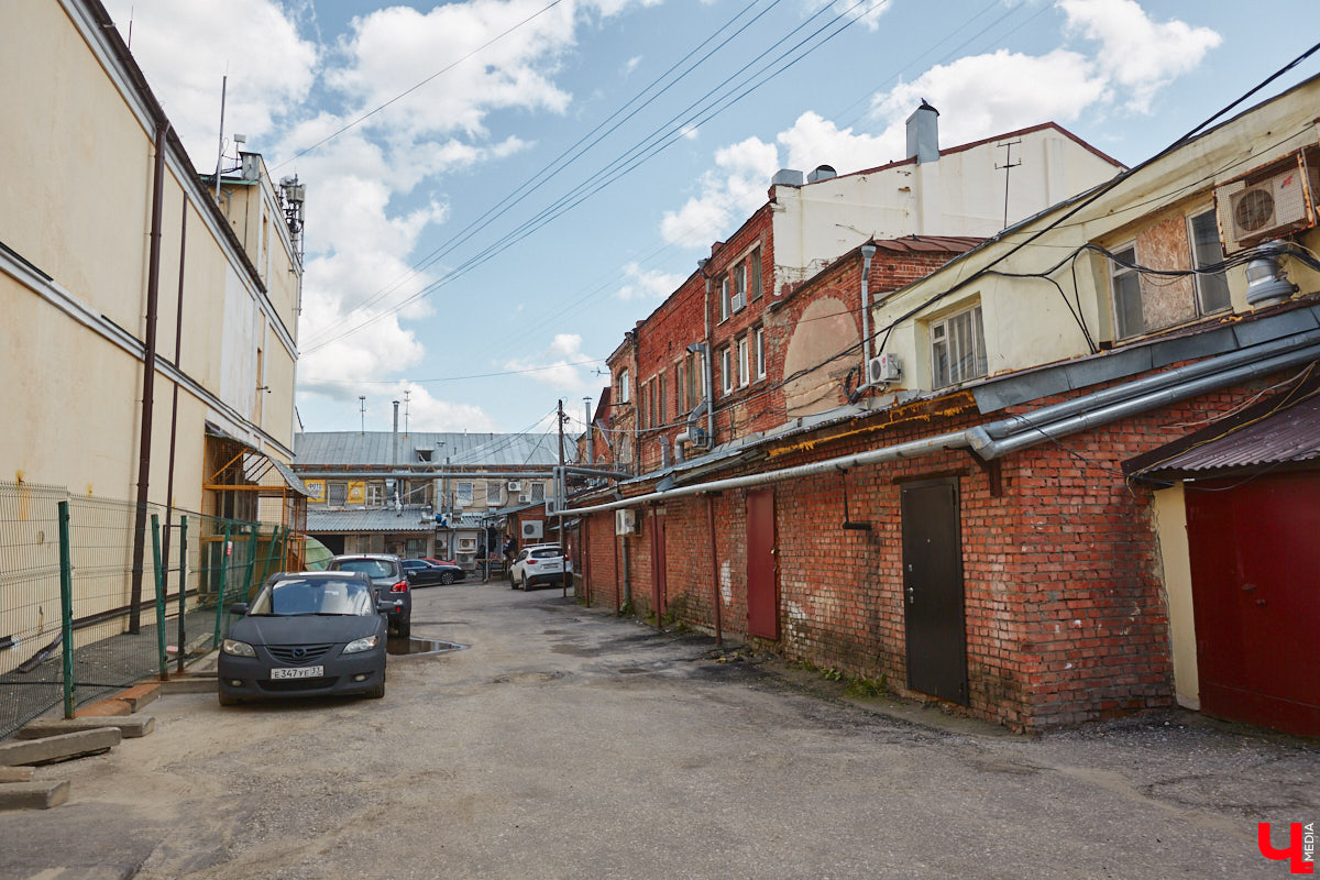 Как выглядят дома на центральных улицах города с другой стороны, где гораздо меньше туристов? «Ключ-Медиа» прогулялся по задворкам, что в сотнях метрах от исторических достопримечательностей, и сравнил, соответствует ли увиденное заявленному. Так ли хороша областная столица, как о ней пишут в брошюрах для приезжих гостей?