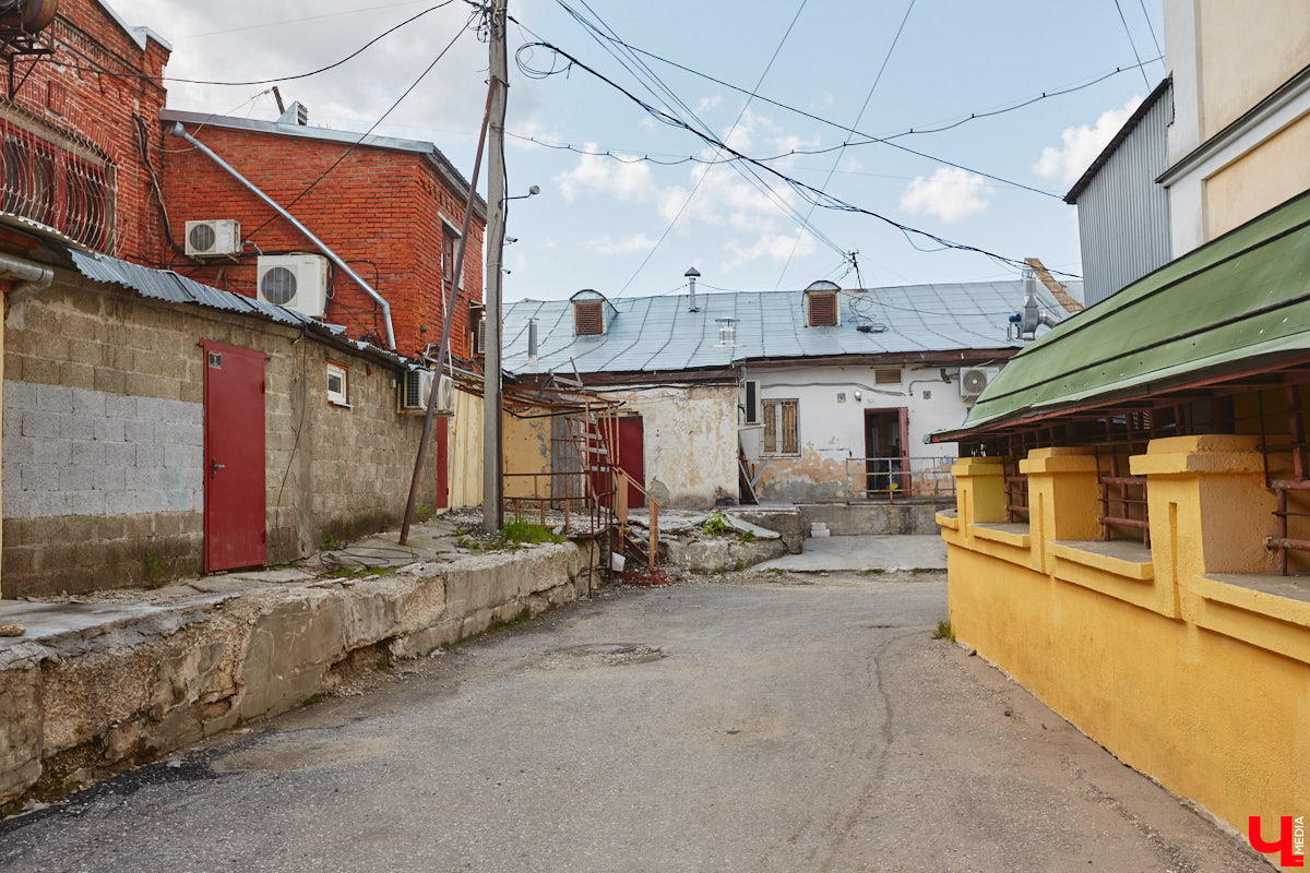 Как выглядят дома на центральных улицах города с другой стороны, где гораздо меньше туристов? «Ключ-Медиа» прогулялся по задворкам, что в сотнях метрах от исторических достопримечательностей, и сравнил, соответствует ли увиденное заявленному. Так ли хороша областная столица, как о ней пишут в брошюрах для приезжих гостей?