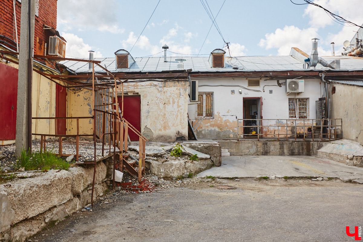 Как выглядят дома на центральных улицах города с другой стороны, где гораздо меньше туристов? «Ключ-Медиа» прогулялся по задворкам, что в сотнях метрах от исторических достопримечательностей, и сравнил, соответствует ли увиденное заявленному. Так ли хороша областная столица, как о ней пишут в брошюрах для приезжих гостей?