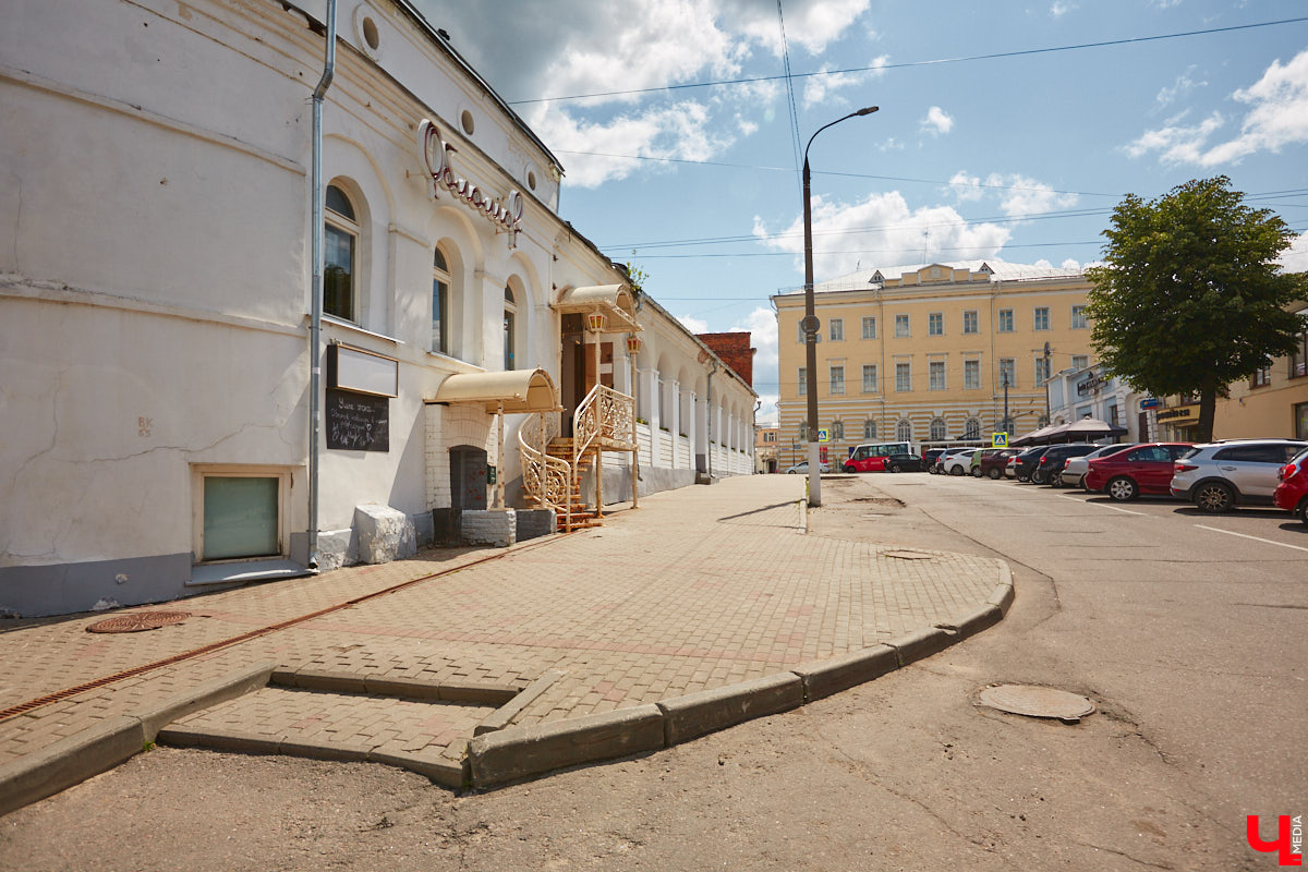 Как выглядят дома на центральных улицах города с другой стороны, где гораздо меньше туристов? «Ключ-Медиа» прогулялся по задворкам, что в сотнях метрах от исторических достопримечательностей, и сравнил, соответствует ли увиденное заявленному. Так ли хороша областная столица, как о ней пишут в брошюрах для приезжих гостей?