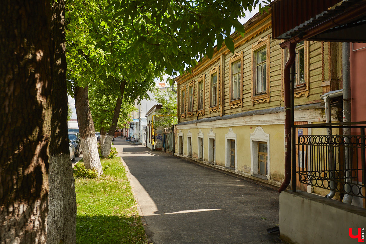 Как выглядят дома на центральных улицах города с другой стороны, где гораздо меньше туристов? «Ключ-Медиа» прогулялся по задворкам, что в сотнях метрах от исторических достопримечательностей, и сравнил, соответствует ли увиденное заявленному. Так ли хороша областная столица, как о ней пишут в брошюрах для приезжих гостей?