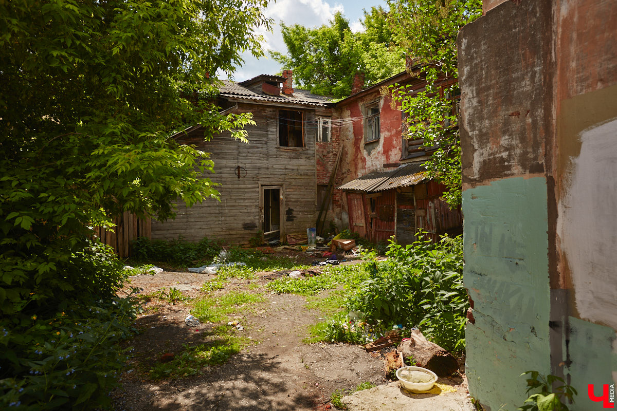 Как выглядят дома на центральных улицах города с другой стороны, где гораздо меньше туристов? «Ключ-Медиа» прогулялся по задворкам, что в сотнях метрах от исторических достопримечательностей, и сравнил, соответствует ли увиденное заявленному. Так ли хороша областная столица, как о ней пишут в брошюрах для приезжих гостей?