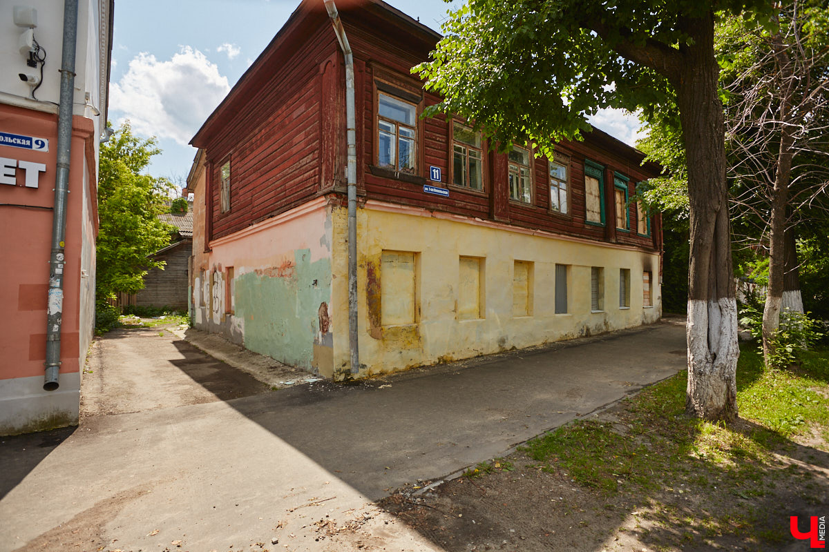 Как выглядят дома на центральных улицах города с другой стороны, где гораздо меньше туристов? «Ключ-Медиа» прогулялся по задворкам, что в сотнях метрах от исторических достопримечательностей, и сравнил, соответствует ли увиденное заявленному. Так ли хороша областная столица, как о ней пишут в брошюрах для приезжих гостей?