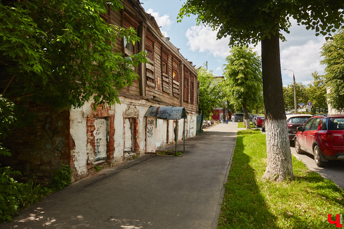 Как выглядят дома на центральных улицах города с другой стороны, где гораздо меньше туристов? «Ключ-Медиа» прогулялся по задворкам, что в сотнях метрах от исторических достопримечательностей, и сравнил, соответствует ли увиденное заявленному. Так ли хороша областная столица, как о ней пишут в брошюрах для приезжих гостей?